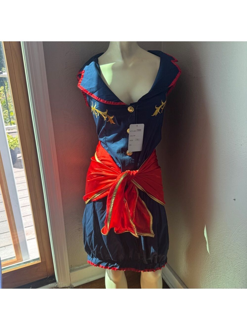 Sexy woman captain costume size XL NWT complete costume